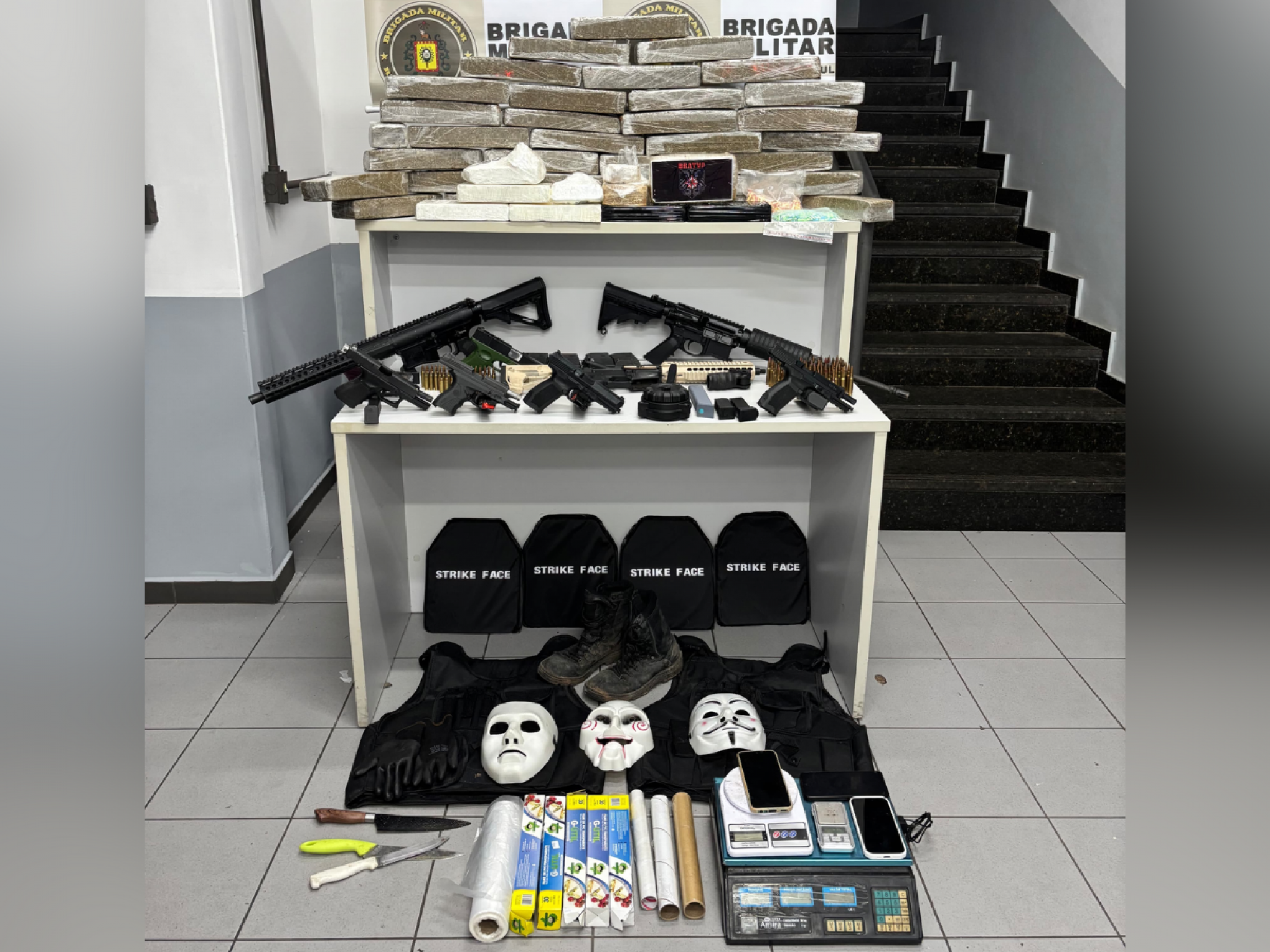Mais de 36 quilos de drogas foram apreendidos em ação policial que localizou armas de uso restrito e granada em casa do Vale do Sinos